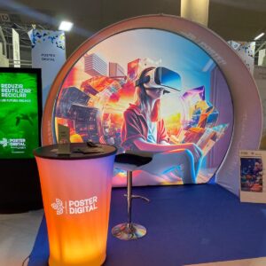 Stand personalizado com parede Tex Wave Wall 3D Moon da Poster Digital para o Pavilhão da Água, no evento no expogonomar 2024 destacando produtos ecológicos.