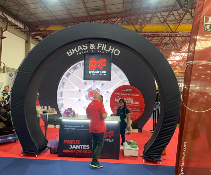 ex Wave Wall 3D Moon circular e iluminado com LEDs em exibição em feira, destacando sua estrutura de alumínio e tecido RPET