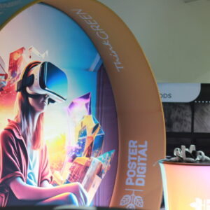 Tex Wave Wall 3D Moon em evento publicitário, realçando a visibilidade e impacto visual do display com iluminação LED