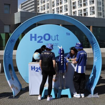 Stand personalizado com parede Tex Wave Wall 3D Moon da Poster Digital para o Pavilhão da Água, no evento no Porto, destacando produtos ecológicos.