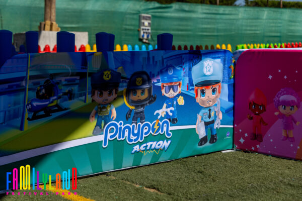 Visão geral do evento Family Land com banners e sinalética criados pela Poster Digital.