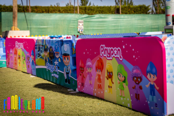 Visão geral do evento Family Land com banners e sinalética criados pela Poster Digital.