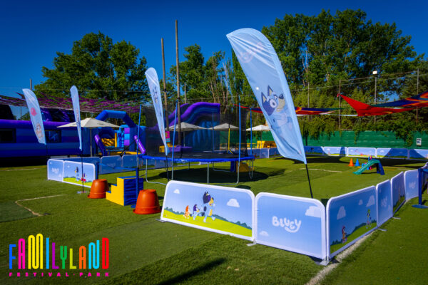 Visão geral do evento Family Land com banners e sinalética criados pela Poster Digital.