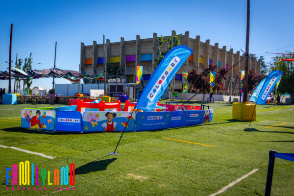 Visão geral do evento Family Land com banners e sinalética criados pela Poster Digital.